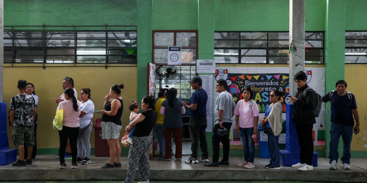 peru:-ultraconservador-e-esquerda-disputam-voto-a-voto-para-2o-turno